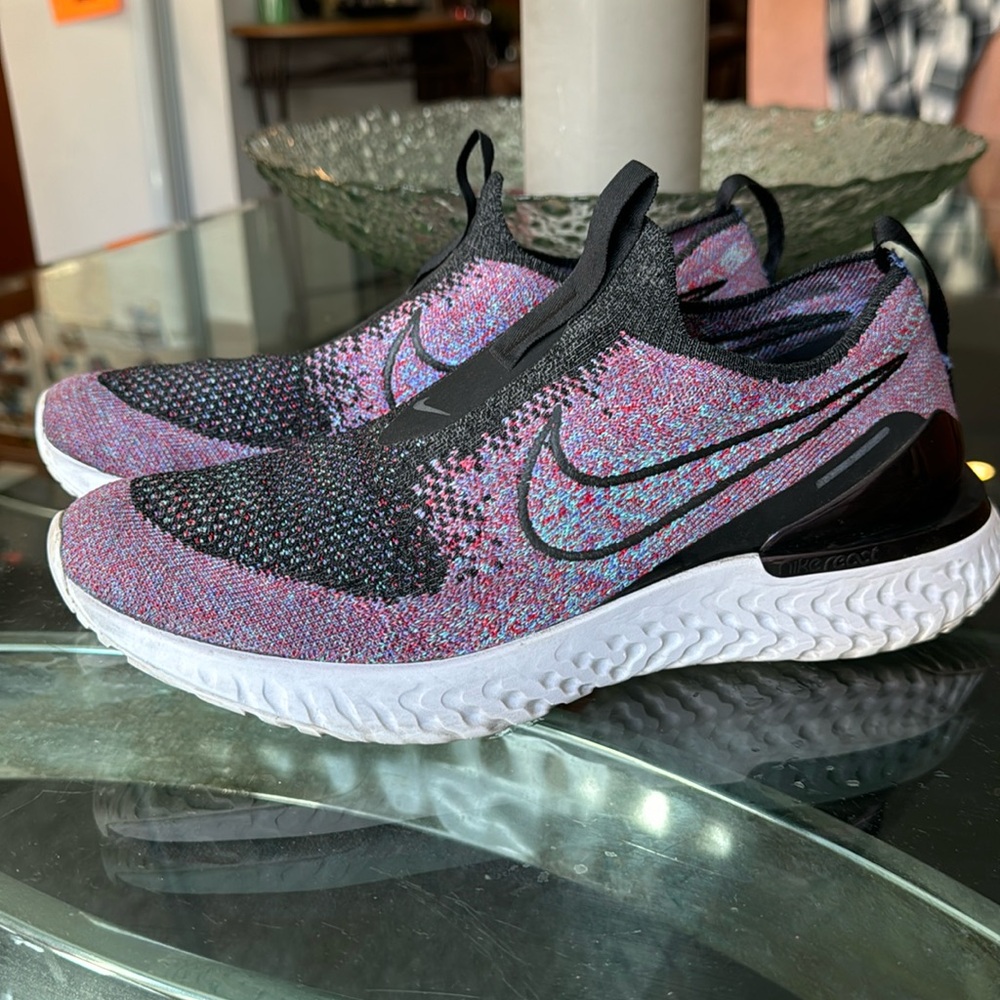 Women’s Nike Epic Phantom Size 9.5 EUC 💜